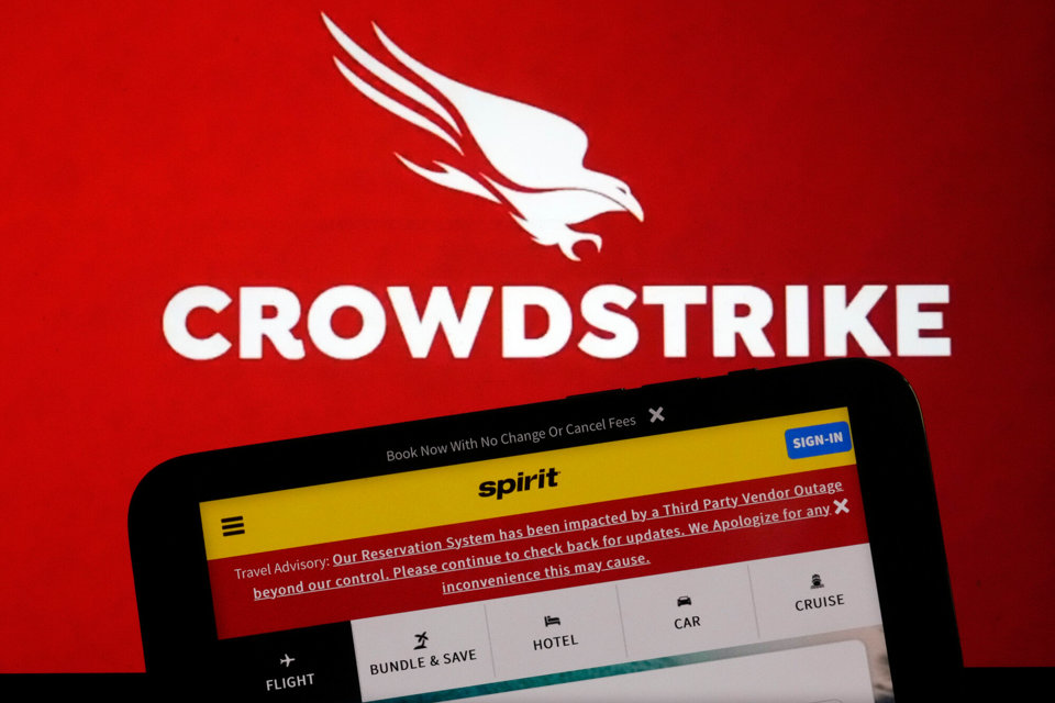 Sự cố li&ecirc;n quan đến bản cập nhật dịch vụ Falcon của CrowdStrike khiến h&agrave;ng triệu m&aacute;y t&iacute;nh chạy hệ điều h&agrave;nh Windows to&agrave;n thế giới ngừng hoạt động. Ảnh: AP