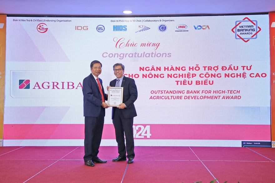 Đại diện Agribank, &ocirc;ng Phạm Gia Khương - Ph&oacute; Trưởng VPĐD&nbsp;khu vực miền Nam (b&ecirc;n tr&aacute;i) nhận danh hiệu &ldquo;Ng&acirc;n h&agrave;ng hỗ trợ đầu tư cho n&ocirc;ng nghiệp c&ocirc;ng nghệ cao ti&ecirc;u biểu&rdquo; 2024.