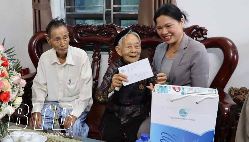 Đồng ch&iacute; H&agrave; Thị Nga, Ủy vi&ecirc;n Ban Chấp h&agrave;nh Trung ương Đảng, Chủ tịch Hội LHPN Việt Nam trao qu&agrave; cho Mẹ Việt Nam anh h&ugrave;ng Phạm Thị Huệ,. Ảnh: B&aacute;o Th&aacute;i B&igrave;nh