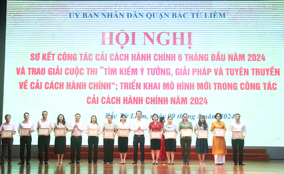 L&atilde;nh đạo TP v&agrave; quận trao&nbsp;thưởng&nbsp; cho 13 tập thể c&oacute; th&agrave;nh t&iacute;ch trong c&ocirc;ng t&aacute;c CCHC 6 th&aacute;ng năm 2024.