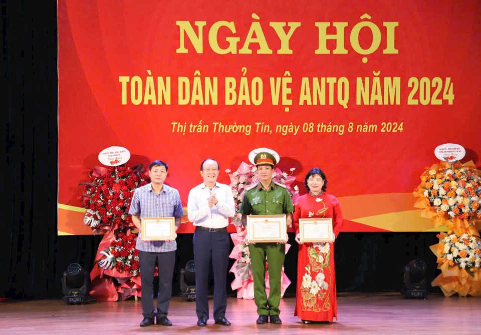 Phó Bí thư Thành ủy, Chủ tịch HĐND TP Hà Nội Nguyễn Ngọc Tuấn trao Bằng khen của Chủ tịch UBND TP cho các cá nhân có thành tích xuất sắc. Ảnh: Thịnh An