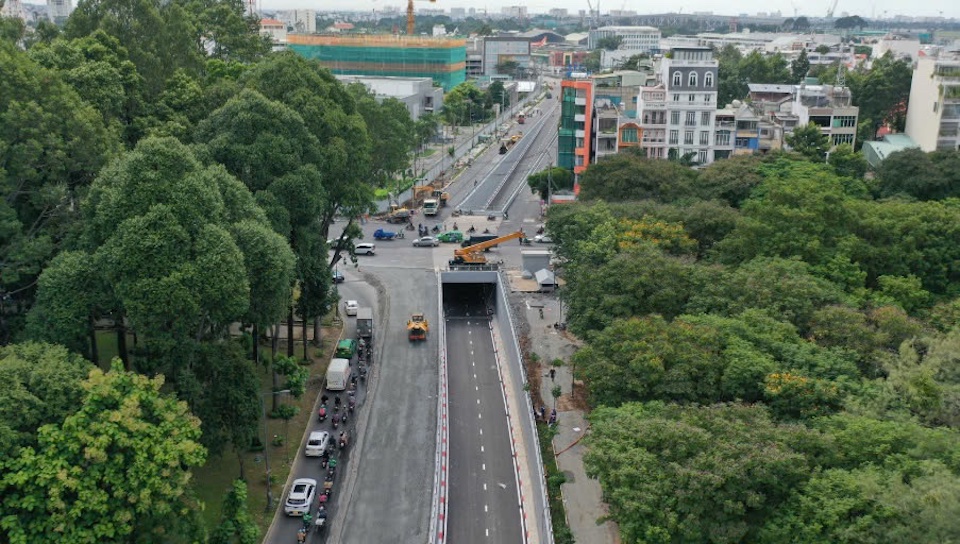 Hầm chui Trần Quốc Ho&agrave;n - Phan Th&uacute;c Duyện (quận T&acirc;n B&igrave;nh) c&oacute; chiều d&agrave;i 400m, rộng 9m với quy m&ocirc; 2 l&agrave;n xe đ&atilde; ho&agrave;n th&agrave;nh, dự kiến th&ocirc;ng xe v&agrave;o ng&agrave;y mai (10/8)