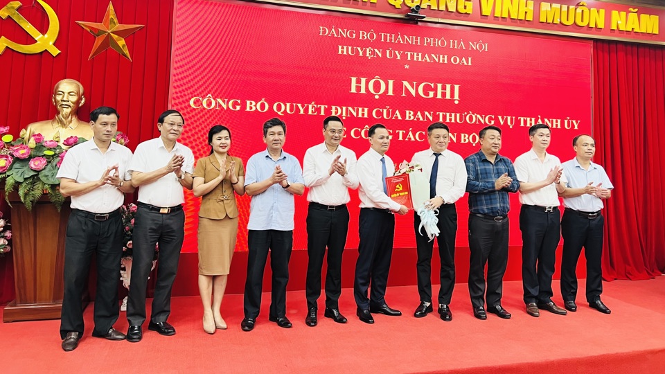 Ban Thường vụ Huyện uỷ Thanh Oai ch&uacute;c mừng &ocirc;ng Vũ Quỳnh.&nbsp;