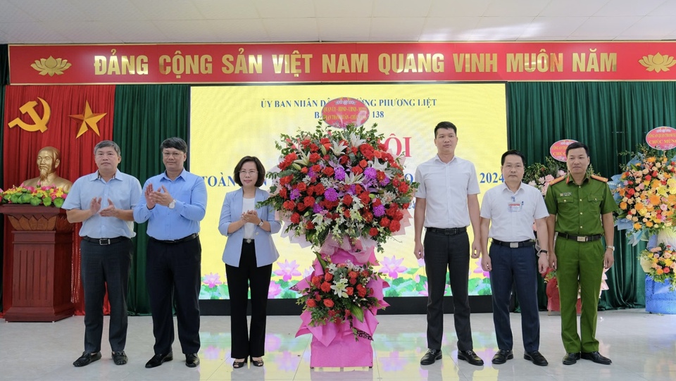 L&atilde;nh đạo quận Thanh Xu&acirc;n tặng hoa ch&uacute;c mừng&nbsp;Ng&agrave;y hội to&agrave;n d&acirc;n bảo vệ an ninh Tổ quốc năm 2024 tại phường Phương Liệt