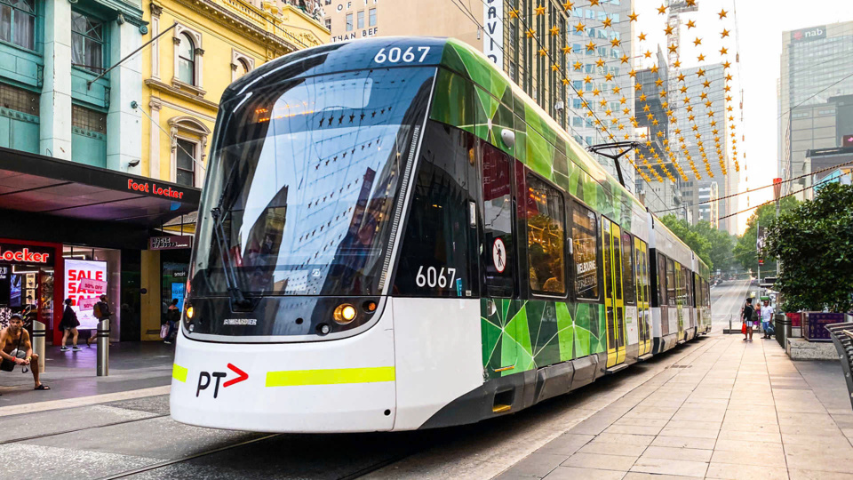 Một chiếc t&agrave;u điện tốc độ chậm (tram) ở Melbourne, Australia. Ảnh: Getty