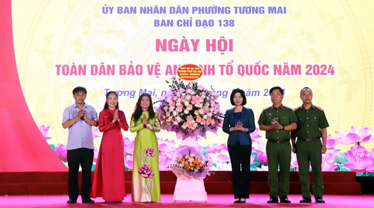 Ph&oacute; Chủ tịch Thường trực HĐND TP Ph&ugrave;ng Thị Hồng H&agrave; tặng hoa, ch&uacute;c mừng phường Tương Mai.