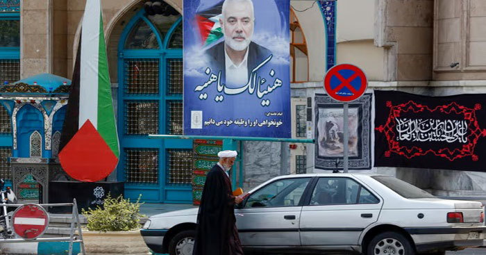 Ảnh cố thủ lĩnh ch&iacute;nh trị của Hamas, Ismail Haniyeh, tại Quảng trường Palestine ở Tehran. Ảnh: AFP