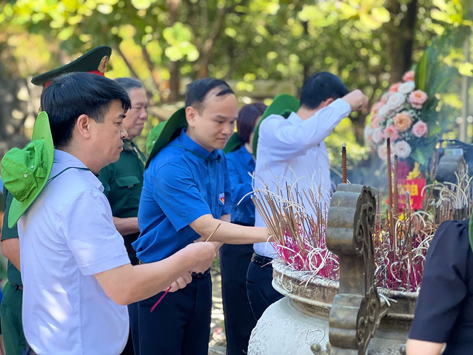 Đo&agrave;n c&ocirc;ng t&aacute;c d&acirc;ng hương tưởng nhớ c&aacute;c anh h&ugrave;ng, liệt sĩ tại di t&iacute;ch quốc gia đặc biệt Th&agrave;nh Cổ Quảng Trị.