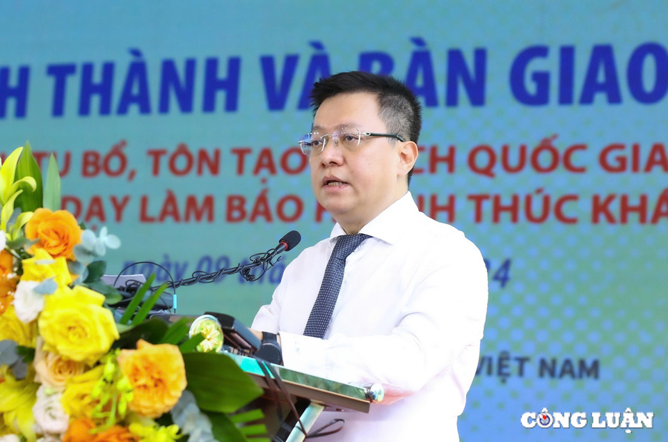 Đồng ch&iacute; L&ecirc; Quốc Minh - Ủy vi&ecirc;n Trung ương Đảng, Tổng Bi&ecirc;n tập b&aacute;o Nh&acirc;n d&acirc;n, Ph&oacute; Trưởng ban Tuy&ecirc;n gi&aacute;o Trung ương, Chủ tịch Hội Nh&agrave; b&aacute;o Việt Nam đọc diễn văn khai mạc buổi lễ. Ảnh: congluan.vn