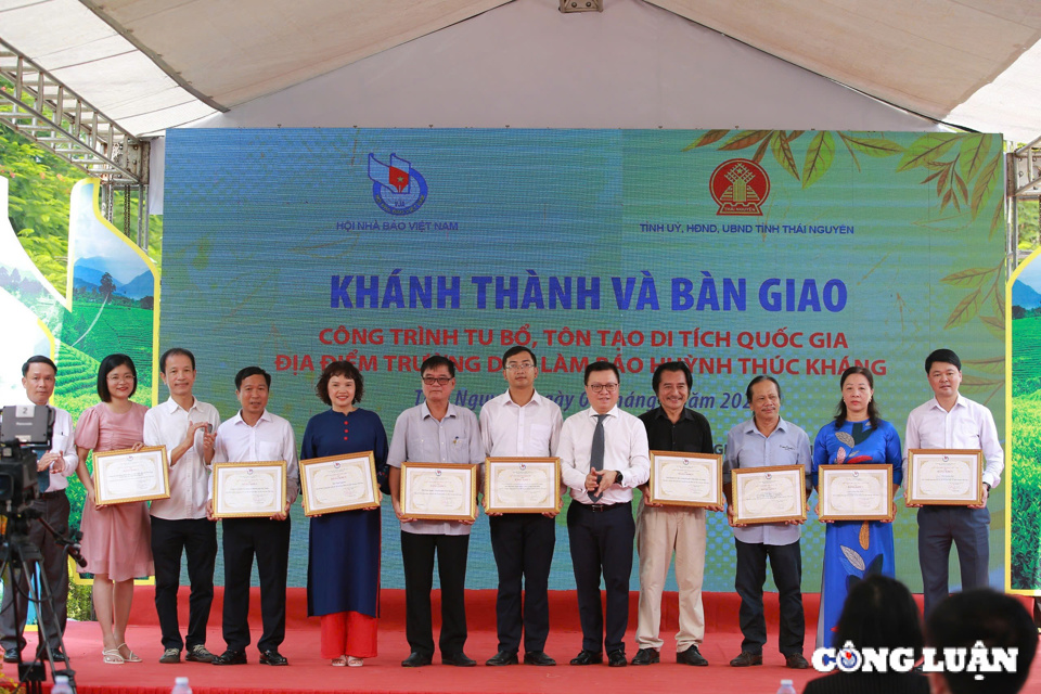 L&atilde;nh đạo Hội Nh&agrave; b&aacute;o Việt Nam tặng bằng khen cho tập thể v&agrave; c&aacute; nh&acirc;n c&oacute; đ&oacute;ng g&oacute;p t&iacute;ch cực trong qu&aacute; tr&igrave;nh t&igrave;m hiểu, x&acirc;y dựng Di t&iacute;ch Quốc gia địa điểm Trường dạy l&agrave;m b&aacute;o Huỳnh Th&uacute;c Kh&aacute;ng. Ảnh: congluan.vn