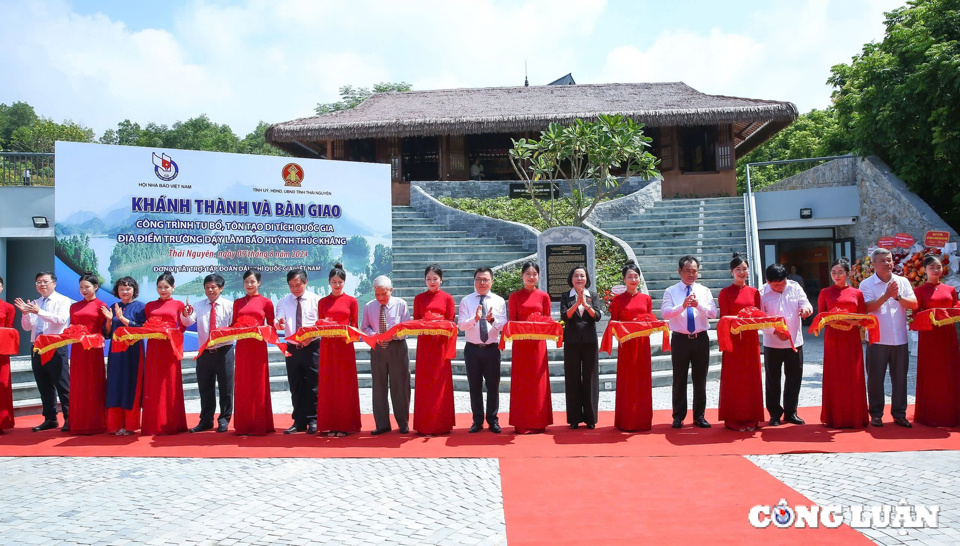 C&aacute;c đại biểu thực hiện nghi thức cắt băng kh&aacute;nh th&agrave;nh Di t&iacute;ch Quốc gia Địa điểm Trường dạy l&agrave;m b&aacute;o Huỳnh Th&uacute;c Kh&aacute;ng. Ảnh: congluan.vn