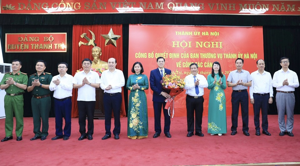 Ph&oacute; B&iacute; thư Thường trực Th&agrave;nh ủy H&agrave; Nội Nguyễn Thị Tuyến ch&uacute;c mừng t&acirc;n Ph&oacute; B&iacute; thư Huyện ủy Thanh Tr&igrave; Nguyễn Xu&acirc;n Phong v&agrave; l&atilde;nh đạo huyện Thanh Tr&igrave;.