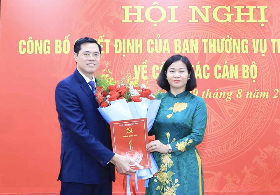 Ph&oacute; B&iacute; thư Thường trực Th&agrave;nh ủy H&agrave; Nội Nguyễn Thị Tuyến trao Quyết định điều động &ocirc;ng Nguyễn Xu&acirc;n Phong l&agrave;m Ph&oacute; B&iacute; thư Huyện ủy Thanh Tr&igrave;.