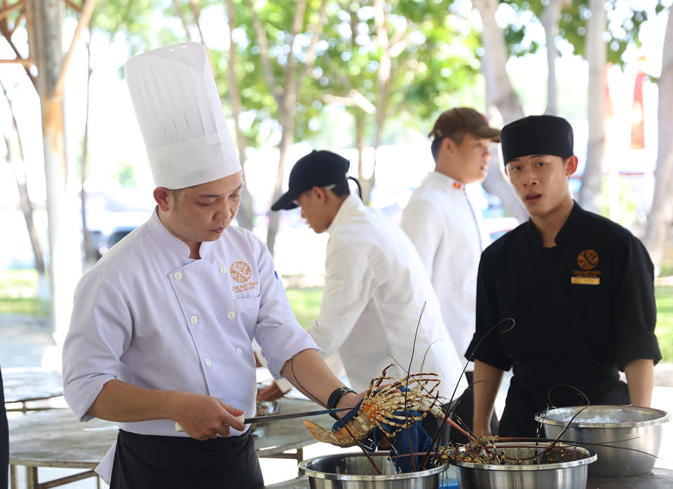 &nbsp; &nbsp; &nbsp; Hội thi tr&igrave;nh diễn ẩm thực t&ocirc;m h&ugrave;m với chủ đề &ldquo;Tinh hoa Vịnh Xanh Cam Ranh&rdquo; l&agrave; một trong những hoạt động ch&iacute;nh của Lễ hội T&ocirc;m h&ugrave;m Cam Ranh - năm 2024.&nbsp;Hội thi thu h&uacute;t 20 đội với 60 th&iacute; sinh đến từ khắp nơi tr&ecirc;n cả nước.