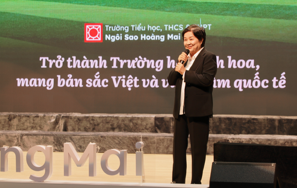 Nh&agrave; gi&aacute;o Phạm B&iacute;ch Ng&agrave;- Chủ tịch HĐQT Ng&ocirc;i Sao Ho&agrave;ng Mai&nbsp;cho biết, việc công b&ocirc;́ Hệ th&ocirc;́ng tri&ecirc;́t lý giáo dục và Bộ nhận diện thương hiệu đ&aacute;nh dấu một thời kỳ mới của nh&agrave; trường