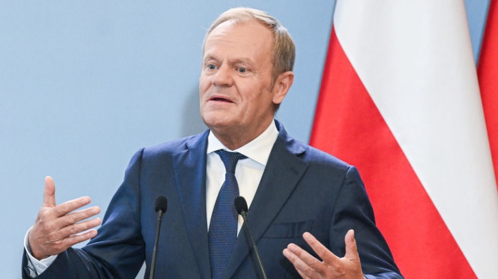 Thủ tướng Ba Lan Donald Tusk ph&aacute;t biểu trước b&aacute;o ch&iacute; tại Warsaw, Ba Lan, ng&agrave;y 2/7. Ảnh: RT