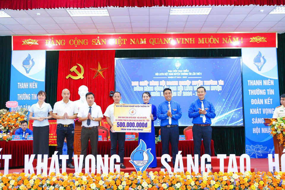 Hội Doanh nghiệp huyện Thường T&iacute;n trao tặng hỗ trợ c&aacute;c hoạt động an sinh x&atilde; hội của Hội Li&ecirc;n hiệp Thanh ni&ecirc;n Việt Nam huyện kh&oacute;a V.