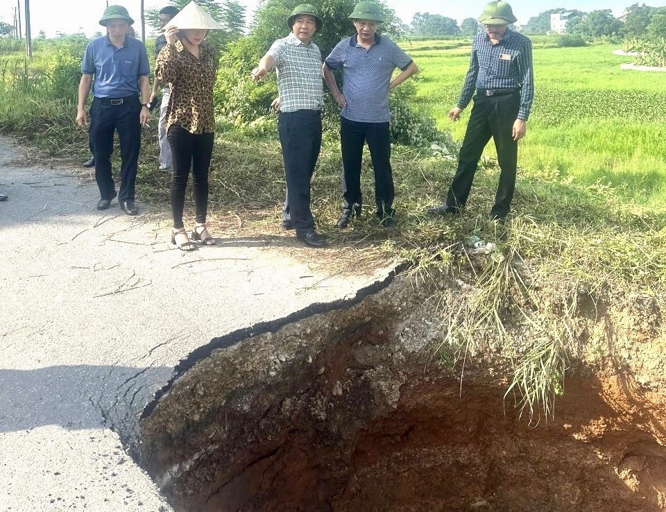 Hiện trường sự cố sập cống tr&ecirc;n đ&ecirc; hữu Cầu đoạn qua huyện S&oacute;c Sơn.