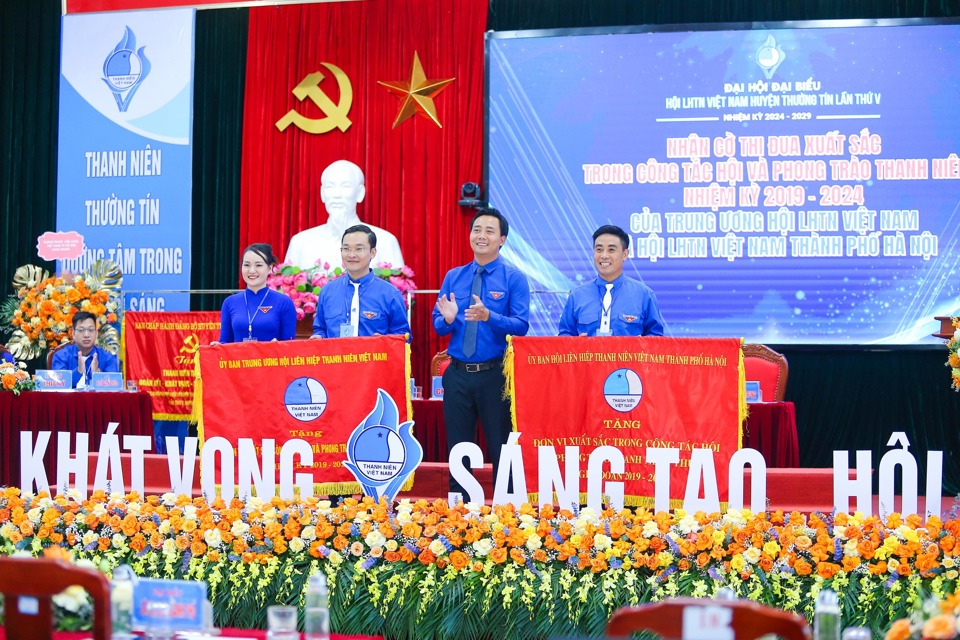 Uỷ ban Hội Li&ecirc;n hiệp Thanh ni&ecirc;n Việt Nam huyện nhận Cờ thi đua xuất sắc của Trung ương Hội v&agrave; Hội Li&ecirc;n hiệp Thanh ni&ecirc;n TP H&agrave; Nội .&nbsp;