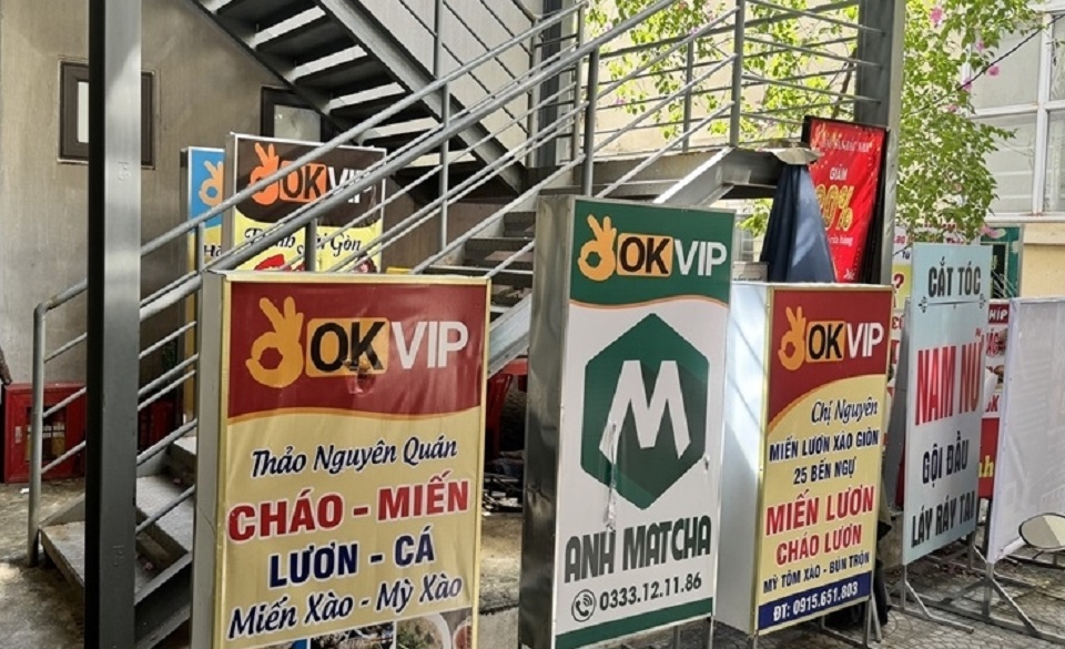 Lực lượng chức năng thu giữ nhiều biển quảng c&aacute;o in logo &ldquo;OKVIP&rdquo;.