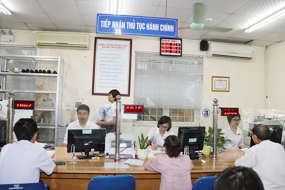 Người d&acirc;n l&agrave;m thủ tục h&agrave;nh ch&iacute;nh tại BHXH quận Thanh Xu&acirc;n, H&agrave; Nội.