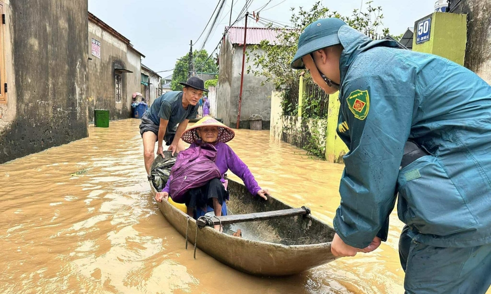 Hỗ trợ người dân di tản trong vùng ngập lụt tại làng Bùi Xá, huyện Chương Mỹ, tháng 7/2024. Ảnh: Gia Chính