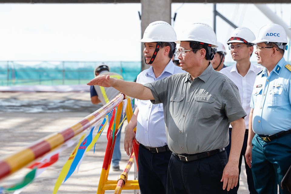 Thủ tướng Phạm Minh Ch&iacute;nh đi kiểm tra t&igrave;nh h&igrave;nh thực hiện Dự &aacute;n x&acirc;y dựng nh&agrave; ga h&agrave;nh kh&aacute;ch T3 &ndash; Cảng h&agrave;ng kh&ocirc;ng quốc tế T&acirc;n Sơn Nhất - Ảnh: VGP