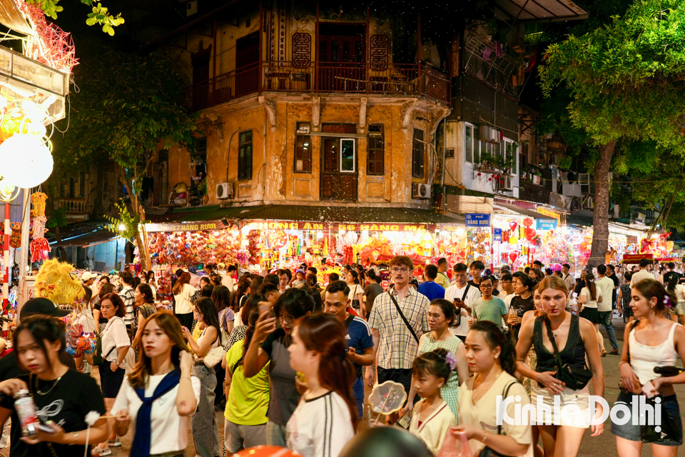 Trời nh&aacute; nhem tối cũng l&agrave; l&uacute;c phố H&agrave;ng M&atilde; rực s&aacute;ng &aacute;nh đ&egrave;n, khiến khung cảnh trở n&ecirc;n v&ocirc; c&ugrave;ng huyền ảo.&nbsp;