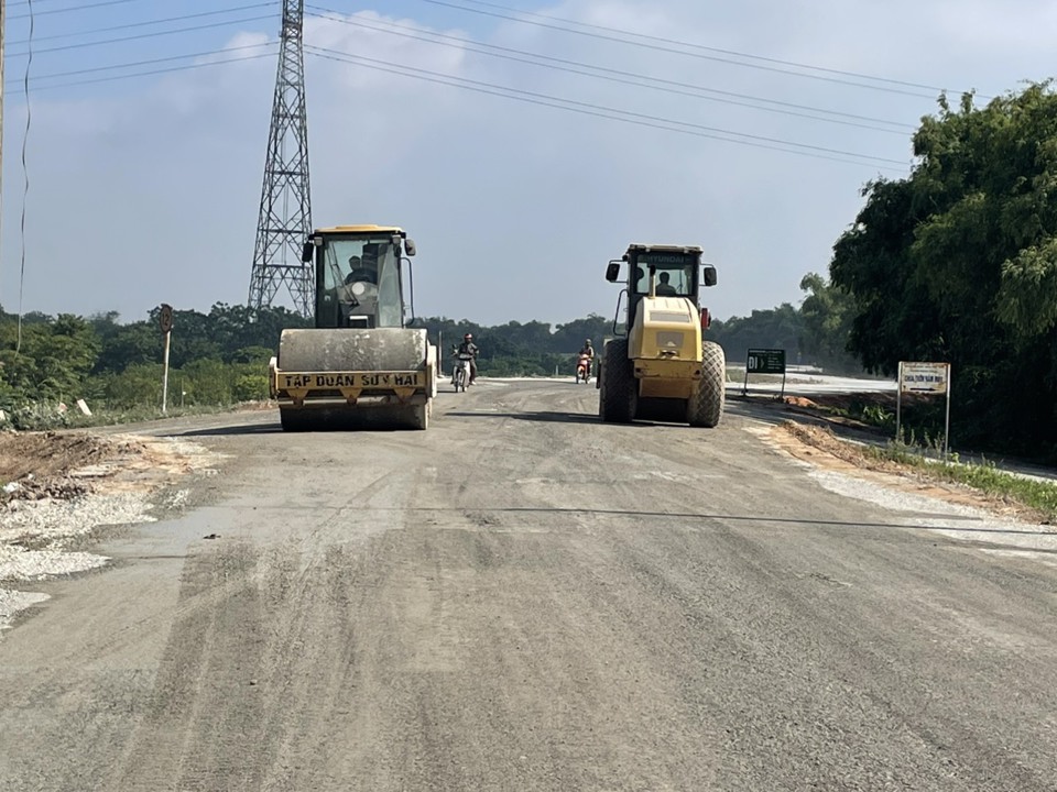 Những đoạn kh&uacute;c cua nguy hiểm của dự &aacute;n&nbsp;cải tạo, n&acirc;ng cấp mở rộng mặt đ&ecirc; s&ocirc;ng Hồng rộng từ 6m th&agrave;nh 9m đang được nh&agrave; thầu thi c&ocirc;ng đẩy nhanh tiến độ.