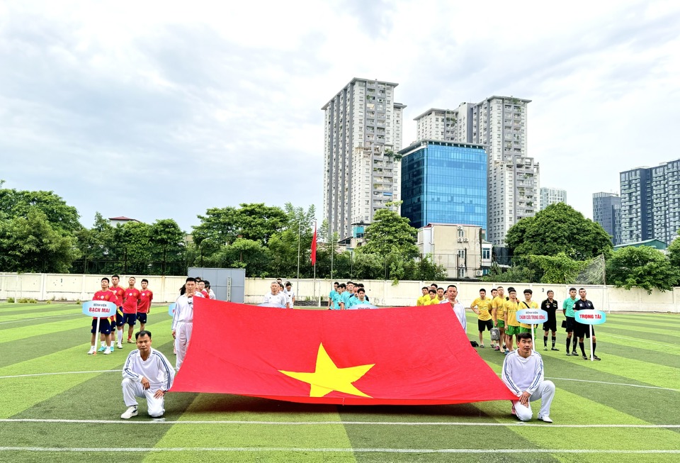 C&aacute;c đội tham gia thi đấu thực hiện nghi thức ch&agrave;o cờ.