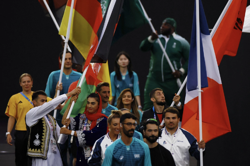 Vận động vi&ecirc;n&nbsp;c&aacute;c nước tiến v&agrave;o s&acirc;n Stade de France tại Lễ bế mạc Olympic Paris 2024.