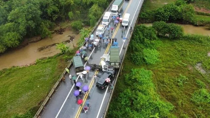 Hiện trường vụ tai nạn li&ecirc;n ho&agrave;n giữa 3 &ocirc; t&ocirc; tr&ecirc;n cao tốc Nội B&agrave;i - L&agrave;o Cai.&nbsp;Ảnh: Văn Huế