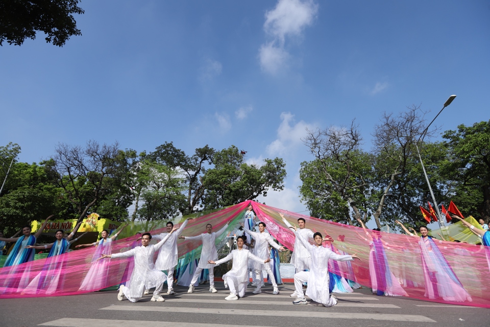 Chương trình nghệ thuật trên phố đi bộ quanh hồ Hoàn Kiếm trong Festival Thu Hà Nội 2023. Ảnh: Phạm Hùng