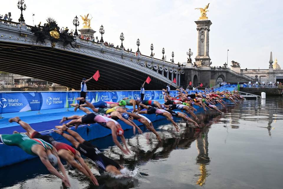 nhiều vận động vi&ecirc;n Olympic bị nhiễm khuẩn E.Coli sau khi ho&agrave;n th&agrave;nh c&aacute;c chặng bơi dưới s&ocirc;ng Seine. Ảnh: New York Times