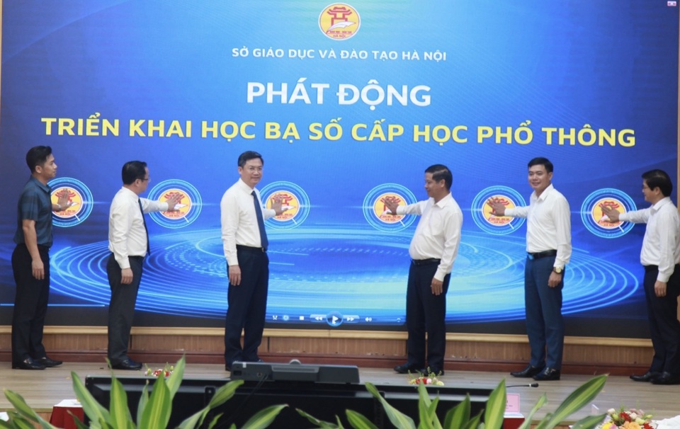 Ph&oacute; Chủ tịch UBND TP H&agrave; Minh Hải c&ugrave;ng c&aacute;c đại biểu bấm n&uacute;t ph&aacute;t động triển khai học bạ số cấp phổ th&ocirc;ng tại H&agrave; Nội.