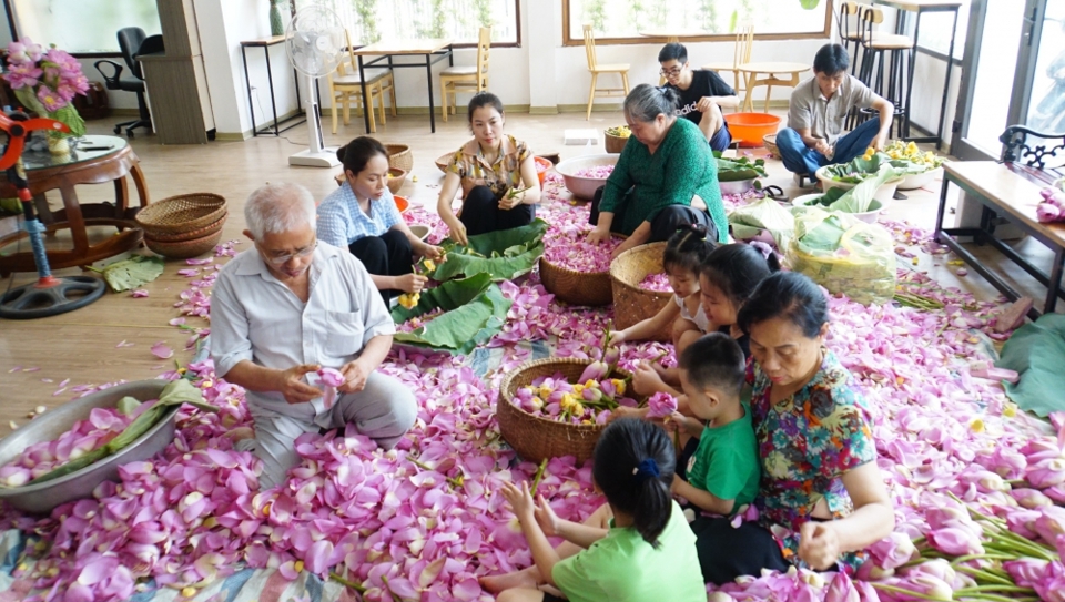 Nghề ướp tr&agrave; sen Quảng An l&agrave; Di sản văn ho&aacute; phi vật thể Quốc gia.