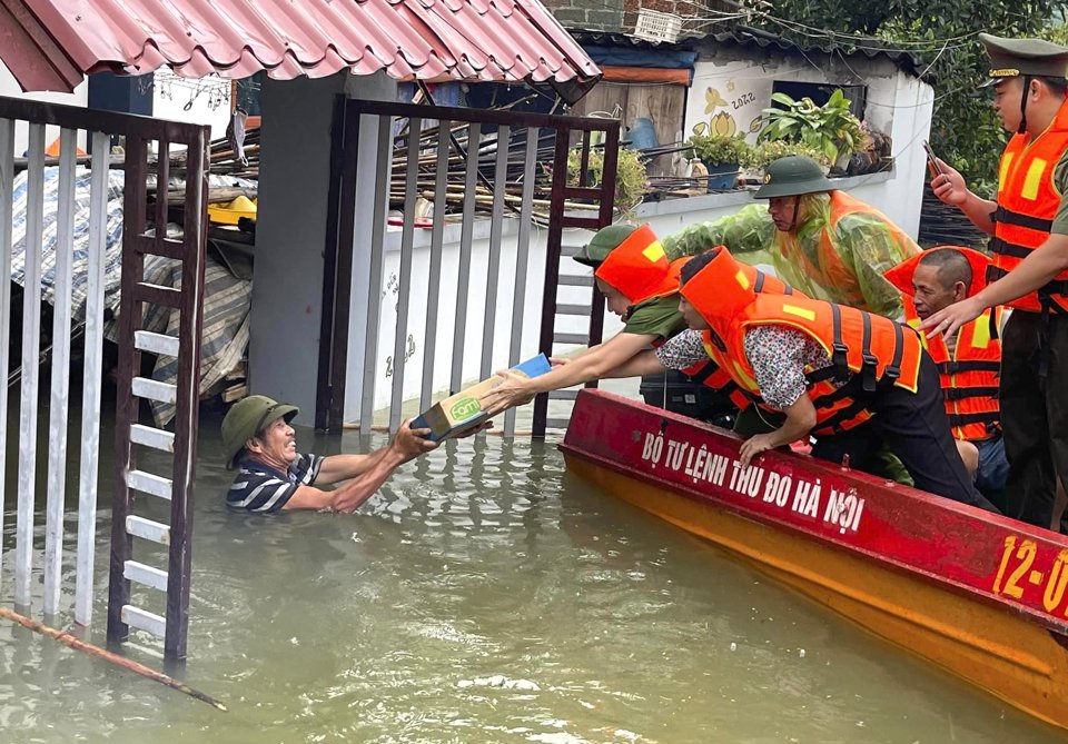 Lực lượng chức năng hỗ trợ nhu yếu phẩm cho người dân tại xã Nam Phương Tiến, huyện Chương Mỹ. Ảnh: Phạm Hùng