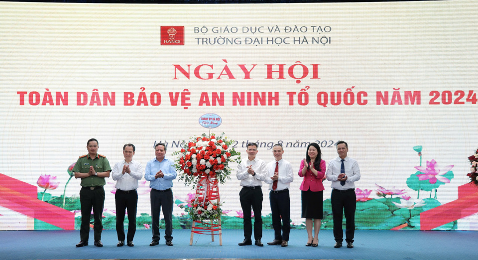 Phó Bí thư Thành ủy Hà Nội Nguyễn Văn Phong tặng hoa chúc mừng “Ngày hội toàn dân bảo vệ an ninh Tổ quốc” năm 2024 của Trường Đại học Hà Nội. Ảnh: Trần Long