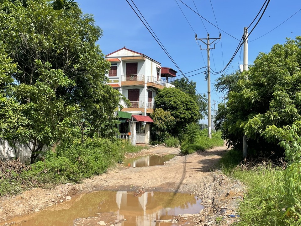 Do chưa thể ho&agrave;n th&agrave;nh c&ocirc;ng t&aacute;c GPMB n&ecirc;n người d&acirc;n địa phương vẫn phải đi qua tuyến đường cũ đ&atilde; xuống cấp nghi&ecirc;m trọng