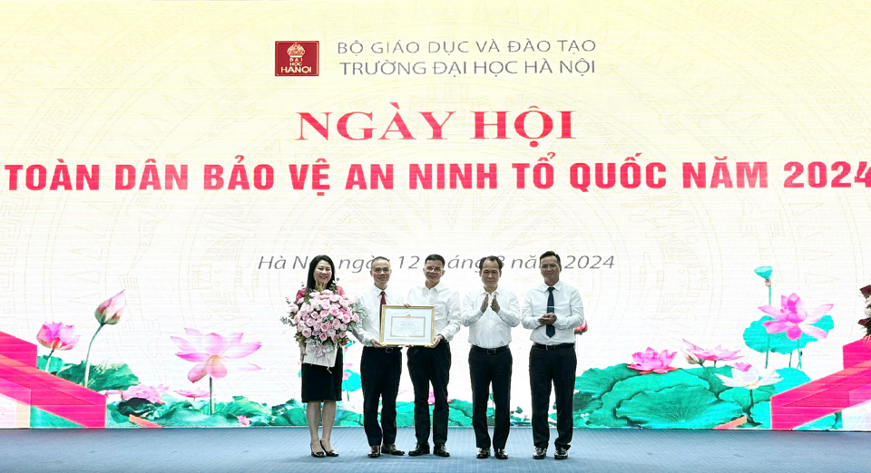 Tại ng&agrave;y hội, B&iacute; thư Đảng ủy Khối c&aacute;c trường Đại học, cao đẳng TP Nguyễn Thanh Sơn trao Bằng khen của UBND TP H&agrave; Nội cho Trường Đại học H&agrave; Nội v&igrave; c&oacute; th&agrave;nh t&iacute;ch xuất sắc trong phong tr&agrave;o to&agrave;n d&acirc;n bảo vệ an ninh Tổ quốc.