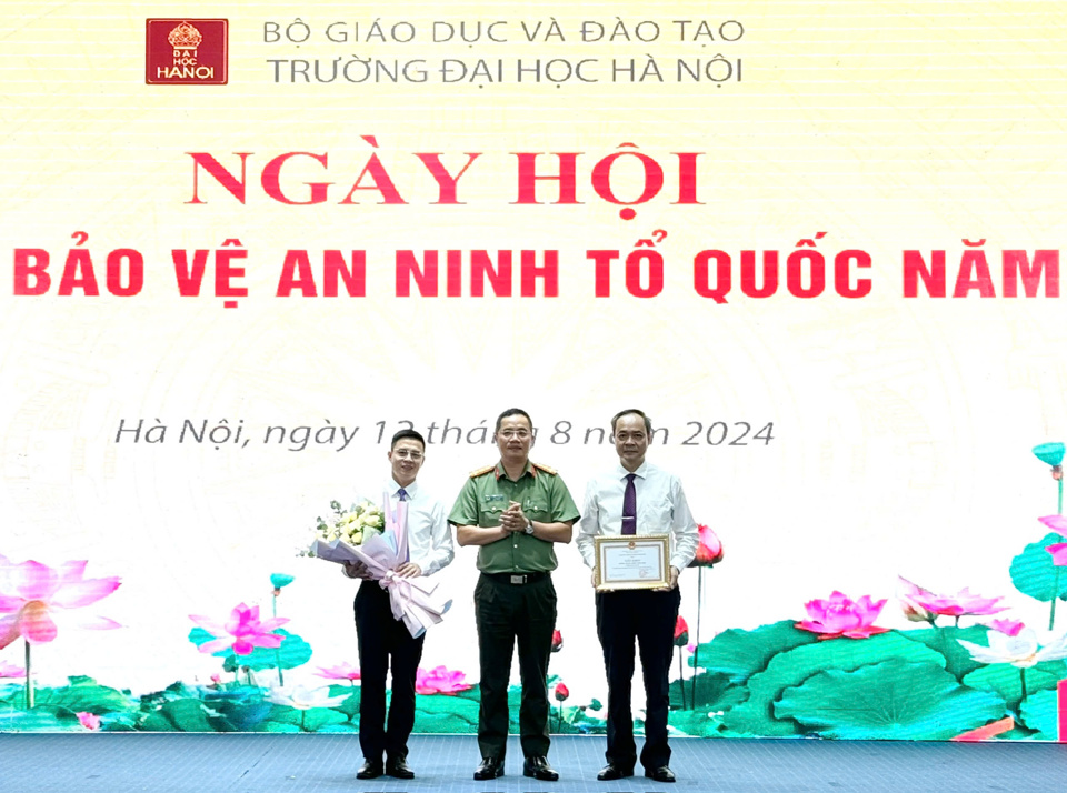 Đại t&aacute; Nguyễn Th&agrave;nh Long, Ph&oacute; Gi&aacute;m đốc C&ocirc;ng an TP H&agrave; Nội trao Giấy khen của Gi&aacute;m đốc C&ocirc;ng an TP H&agrave; Nội cho đại diện l&atilde;nh đạo Ph&ograve;ng H&agrave;nh ch&iacute;nh Tổng hợp Trường Đại học H&agrave; Nội v&agrave; c&aacute;c c&aacute; nh&acirc;n đ&atilde; c&oacute; th&agrave;nh t&iacute;ch xuất sắc trong phong tr&agrave;o To&agrave;n d&acirc;n bảo vệ an ninh Tổ quốc.