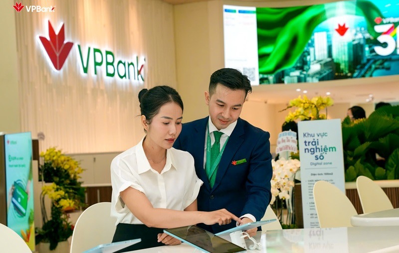 Kh&aacute;ch h&agrave;ng trải nghiệm giao dịch &ldquo;Paperless&rdquo; tại VPBank Flagship