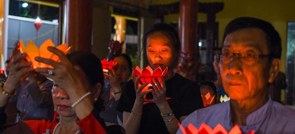 Đại lễ được diễn ra trong kh&ocirc;ng kh&iacute; trang nghi&ecirc;m đầy l&ograve;ng nh&acirc;n &aacute;i (Ho&agrave;ng Nam).