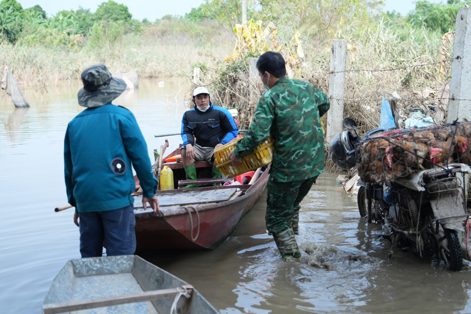 Ngo&agrave;i việc vận chuyển n&ocirc;ng sản đi ti&ecirc;u thụ, thuyền cũng l&agrave; phương tiện để c&aacute;c n&ocirc;ng d&acirc;n vận chuyển vật dụng thiết yếu v&agrave;o b&atilde;i phục việc sản xuất n&ocirc;ng nghiệp.