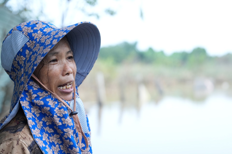 B&agrave; Nguyễn Thị Hi&ecirc;n, người d&acirc;n đang canh t&aacute;c tại khu vực b&atilde;i giữa s&ocirc;ng Hồng cho biết, t&igrave;nh trạng ngập &uacute;ng s&acirc;u như n&agrave;y rất hiếm khi diễn ra.