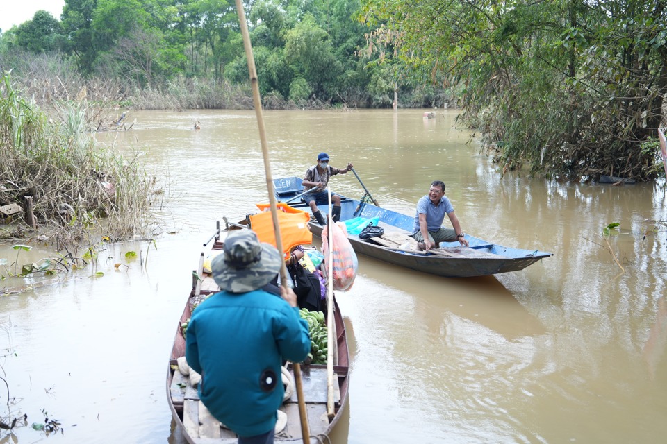 Những ng&agrave;y qua, thuyền l&agrave; phương tiện ch&iacute;nh để những n&ocirc;ng d&acirc;n di chuyển ra v&agrave;o khu vực b&atilde;i giữa s&ocirc;ng Hồng