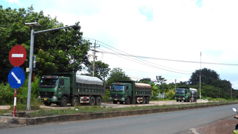 Xe cơi nới th&agrave;nh th&ugrave;ng cao gần gấp đ&ocirc;i nguy&ecirc;n bản cho ph&eacute;p, chở h&agrave;ng c&oacute; ngọn đi th&agrave;nh h&agrave;ng tại thị x&atilde; B&igrave;nh Long, tỉnh B&igrave;nh Phước.&nbsp;