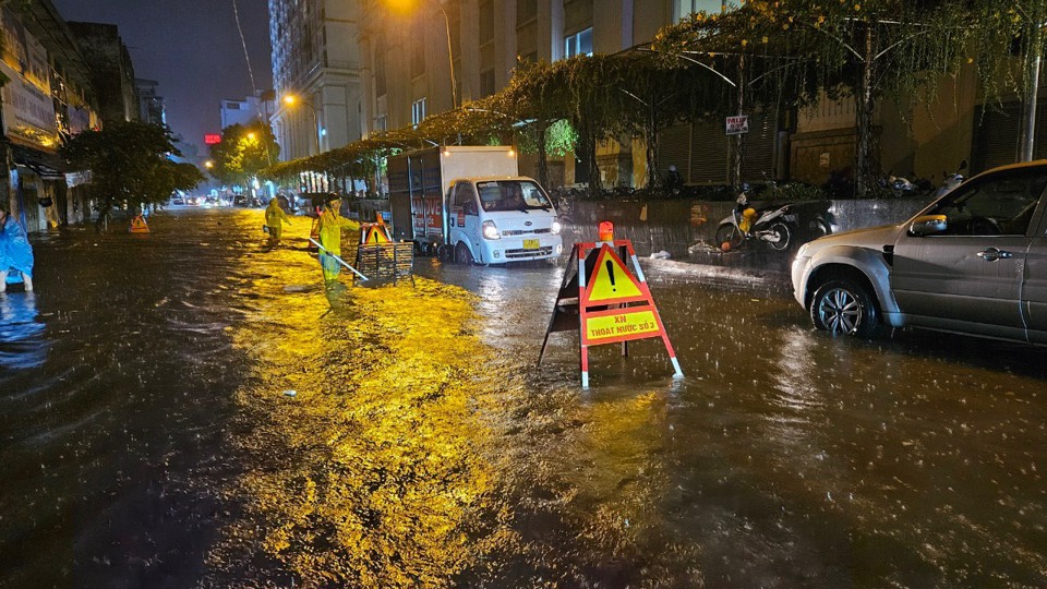 Mưa lớn khiến nhiều tuyến đường rơi v&agrave;o t&igrave;nh trạng ngập &uacute;ng.&nbsp;