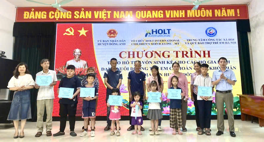 C&aacute;c gia đ&igrave;nh nu&ocirc;i dưỡng trẻ em c&oacute; ho&agrave;n cảnh kh&oacute; khăn tr&ecirc;n địa b&agrave;n huyện Đ&ocirc;ng Anh nhận vốn hỗ trợ sinh kế.&nbsp;