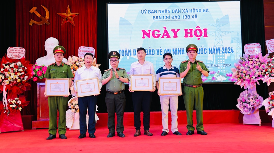 Đại diện l&atilde;nh đạo C&ocirc;ng an TP H&agrave; Nội v&agrave; C&ocirc;ng an huyện Đan Phượng tặng Giấy khen cho c&aacute;c tập thể c&oacute; th&agrave;nh t&iacute;ch xuất sắc trong phong tr&agrave;o to&agrave;n d&acirc;n bảo vệ an ninh Tổ quốc.&nbsp;